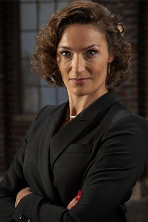 Mia Wagner as Vært in Matadorerne