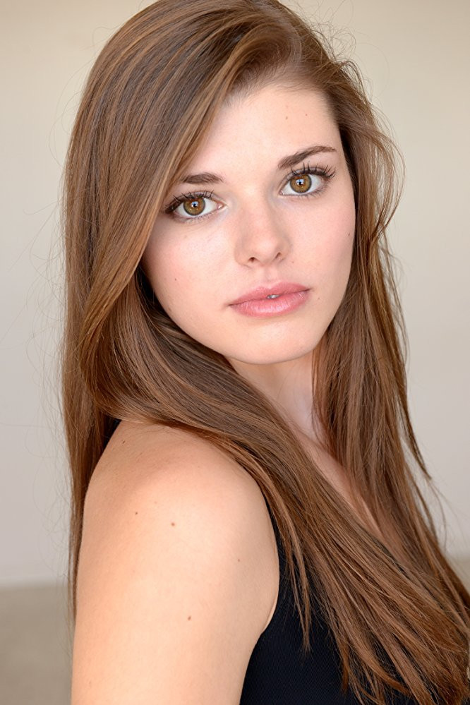 Morgan Obenreder as Dara in Bound