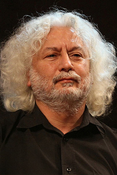 Erkan Oğur as Muzisyen in Blue Extra