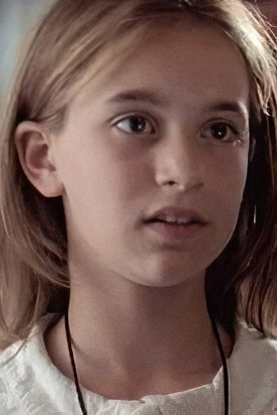 Chantal Conlin as Cassie Aisling in Voyage of the Unicorn