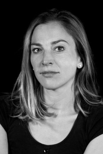 Laura Raim as Host in Les idées larges