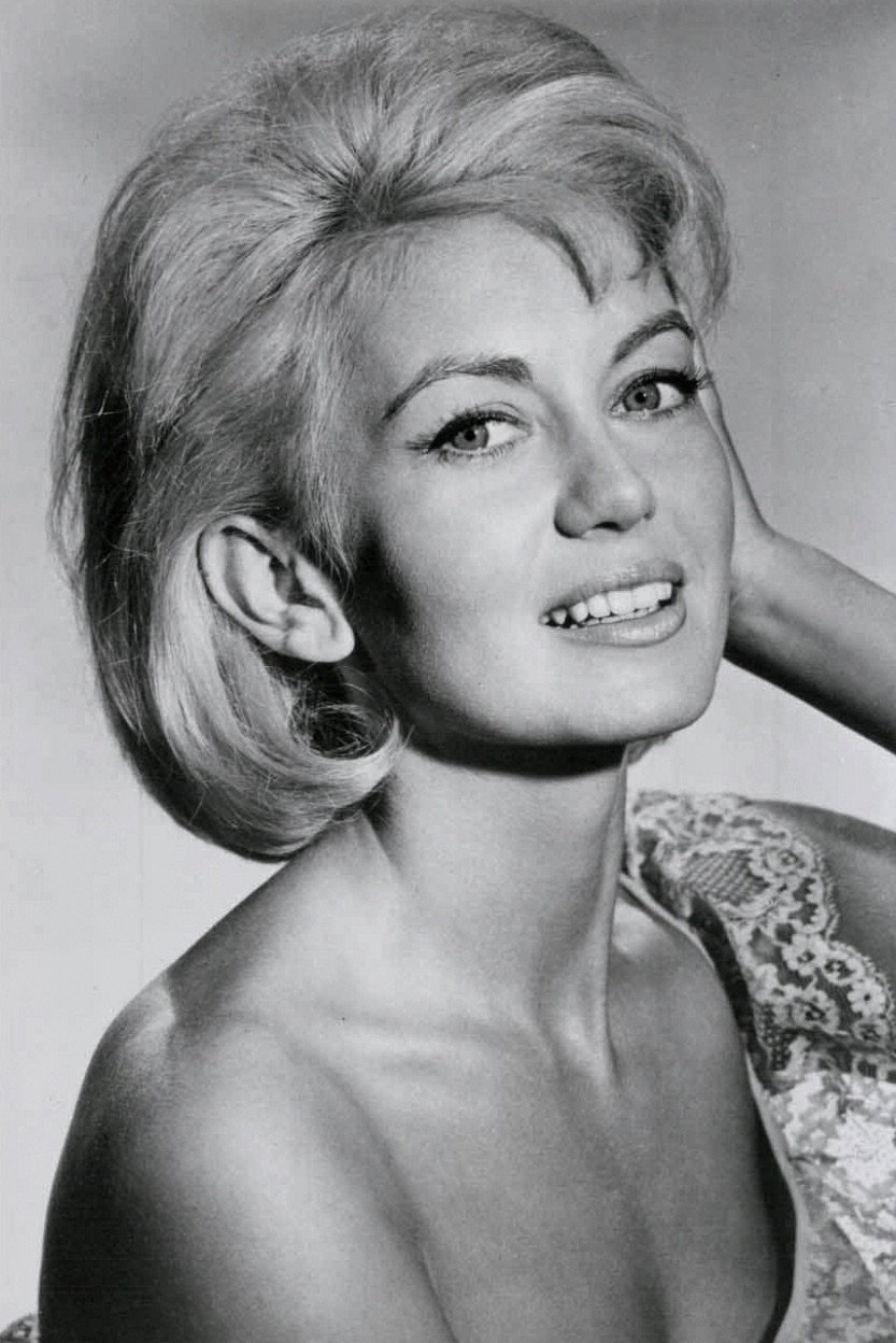 Janette Scott as Rachel in Bikini Paradise