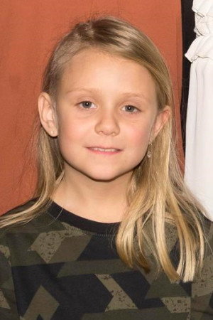 Matilda Forss Lindström as Saga in Monky