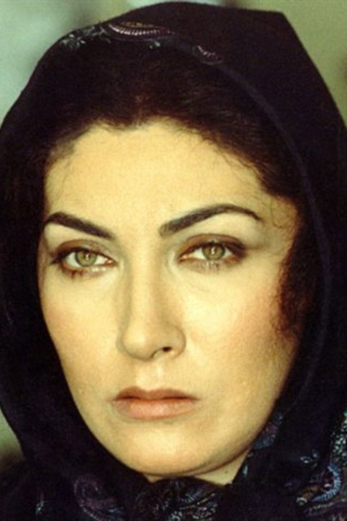 Farimah Farjami as Munes in The Lead