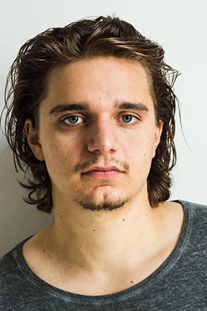 Chris Peters as Paul Spruit in Een moord kost meer levens