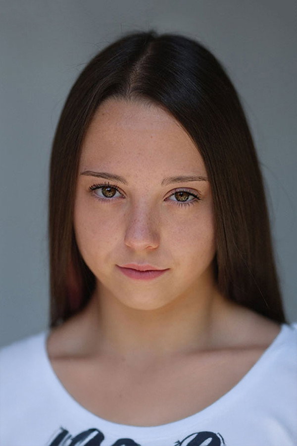 Carla Quílez as Irene in La niña tatuada