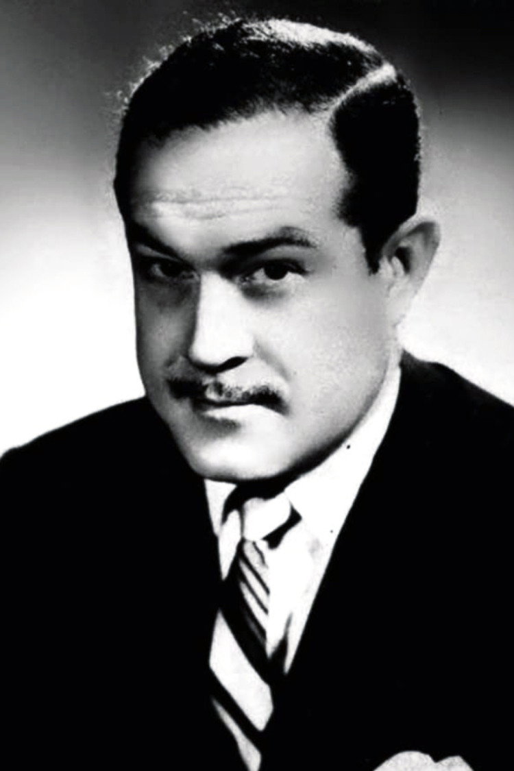 Gogó Andreu as Guillermo Azcárate in La guerra de los sostenes