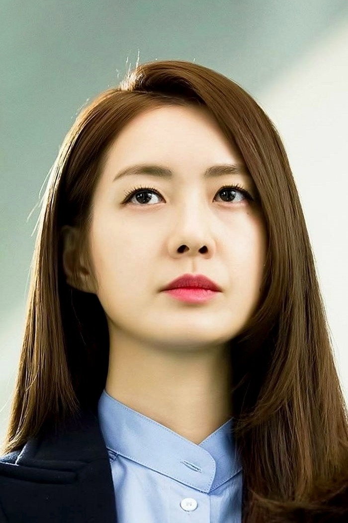 이요원 as Kang Ji-nyeong in The King's Doctor