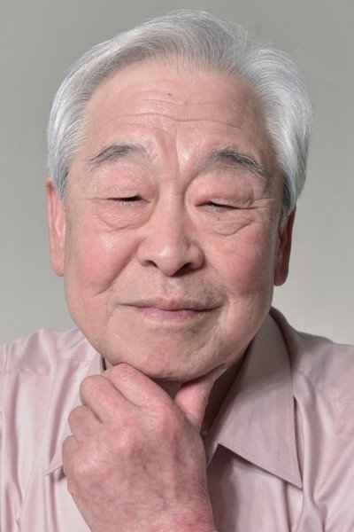 김상동 as Grandfather in Moving On