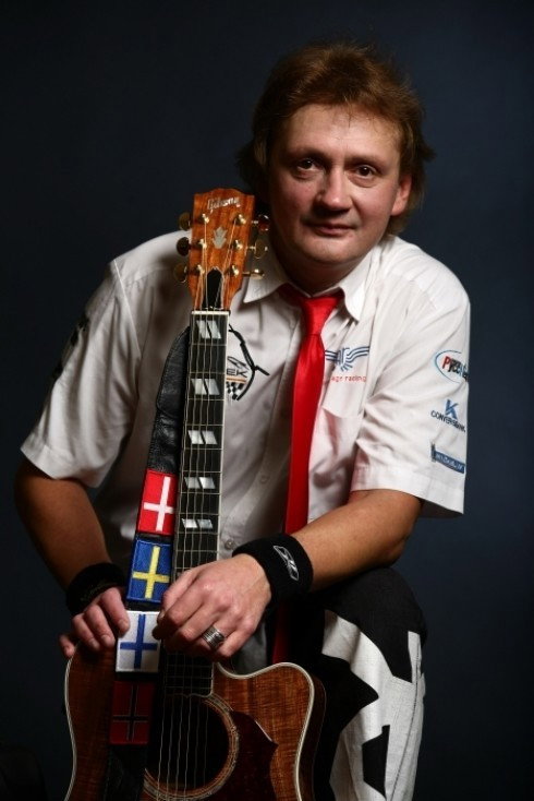 Алексей Мурашов as музыкант бит-квартета 'Секрет' in How to Become a Star