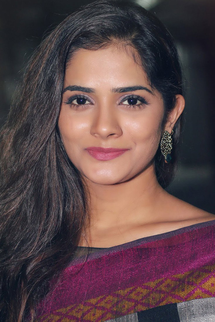 Bhagyashree Mote as Pushpa in Patil
