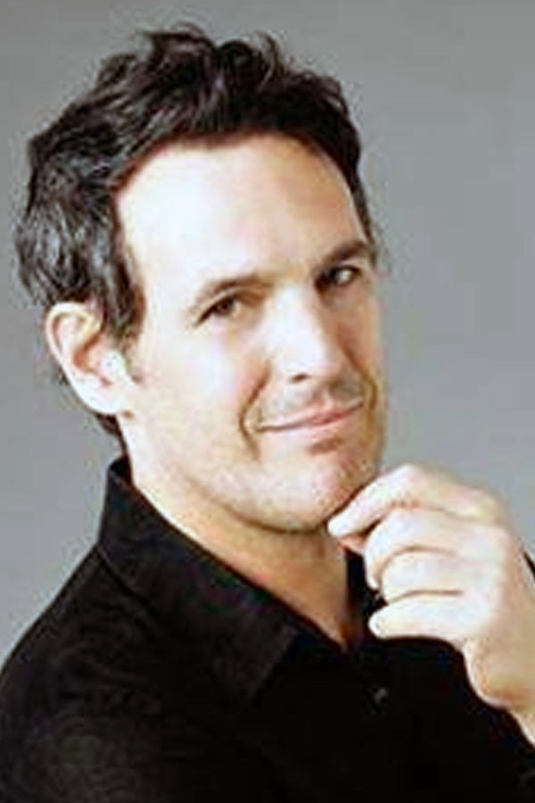 Ignacio Gadano as Padre in Rey de todos los mares