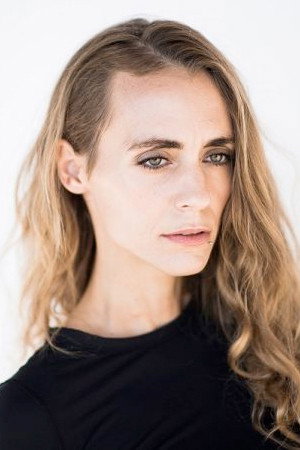 Natalia Alvarez as Luna in Esseri di Stelle