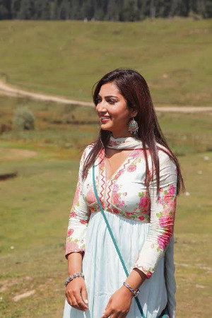 Isha Sharma as Pashminna Suri in Pashminna – Dhaage Mohabbat Ke
