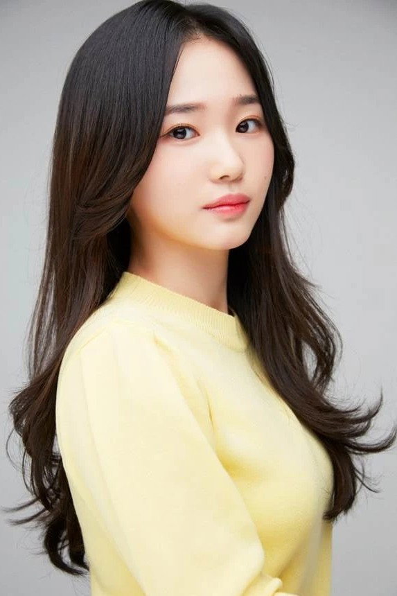 오유진 as O Yu Rim [Seok Jo and Su Hyang's daughter] in When the Silver Bell Rings