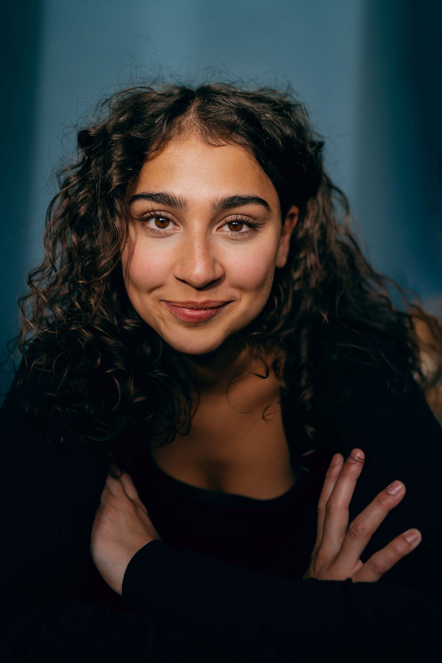 Hannah Gharib as Ricky in Blackout bei Wellmanns