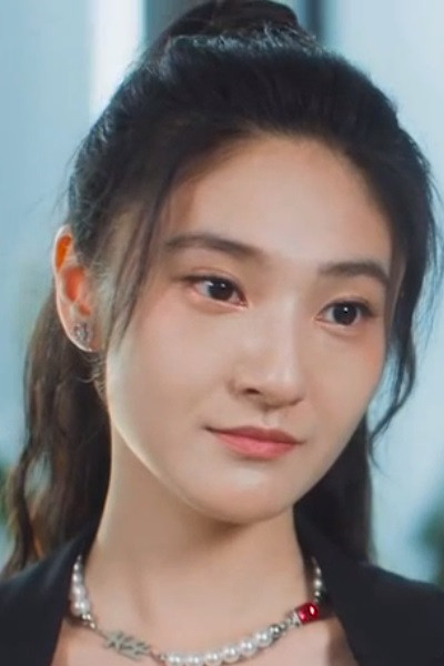 Dong Si Ting as Gu Qianqian in Jin Secretary