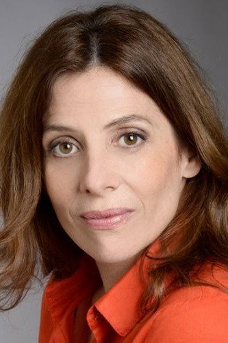 Valeria Lois as Milagros in Por ahora
