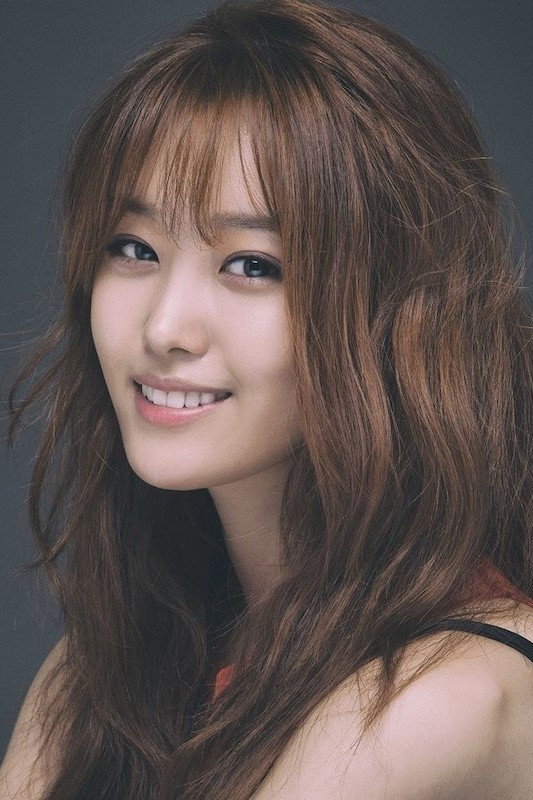 송지연 as Dong-hee in 18 Youth