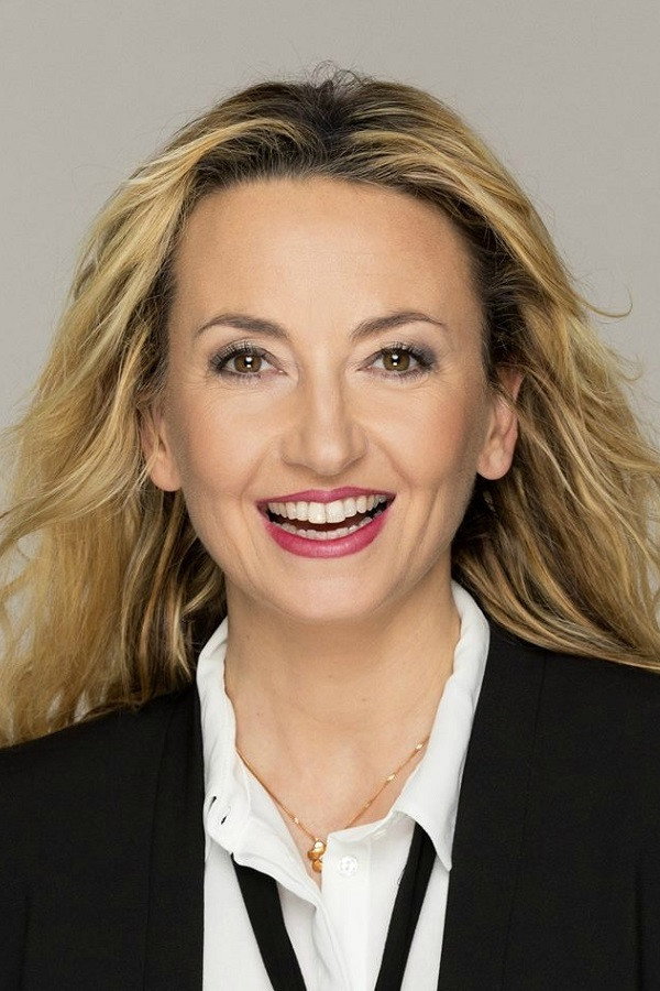 Christelle Chollet as Suzelle in Arrête de pleurer Pénélope