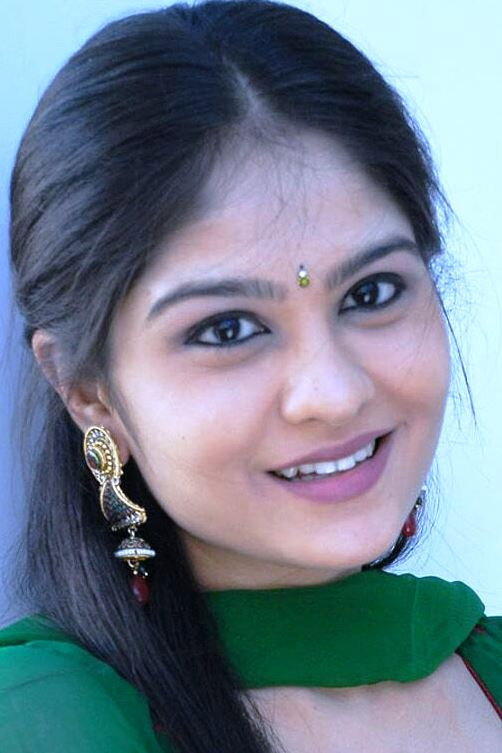 Vibha Natarajan as Uma in Naan