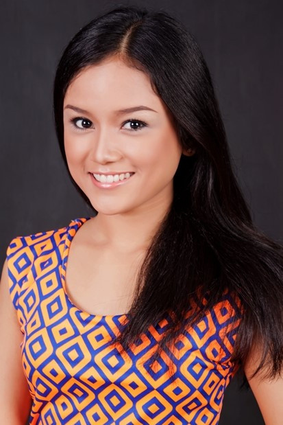 Vanda Mutiara as Arum in Kartini and Mr. Postman