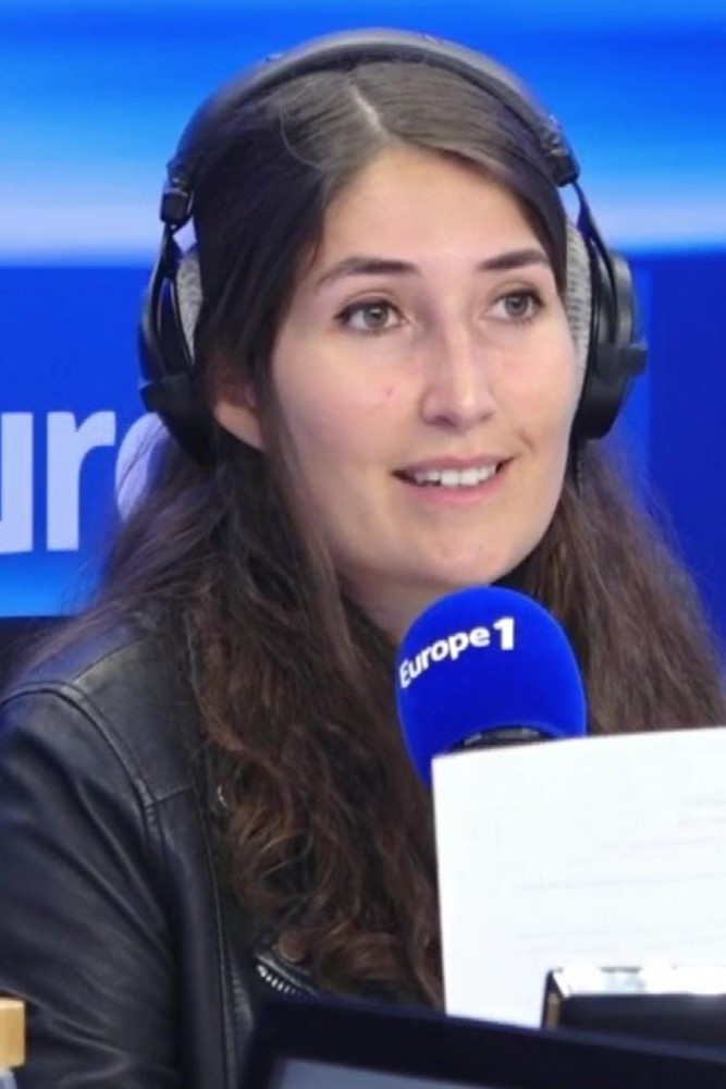 Louise Bernard as Self in C médiatique