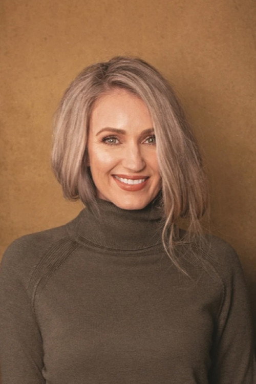 Diaan Lawrenson as Anet Ludik in Ludik