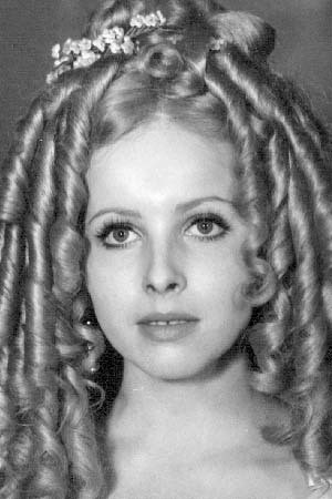 Julie Jurištová as Olga in Příliš velká šance
