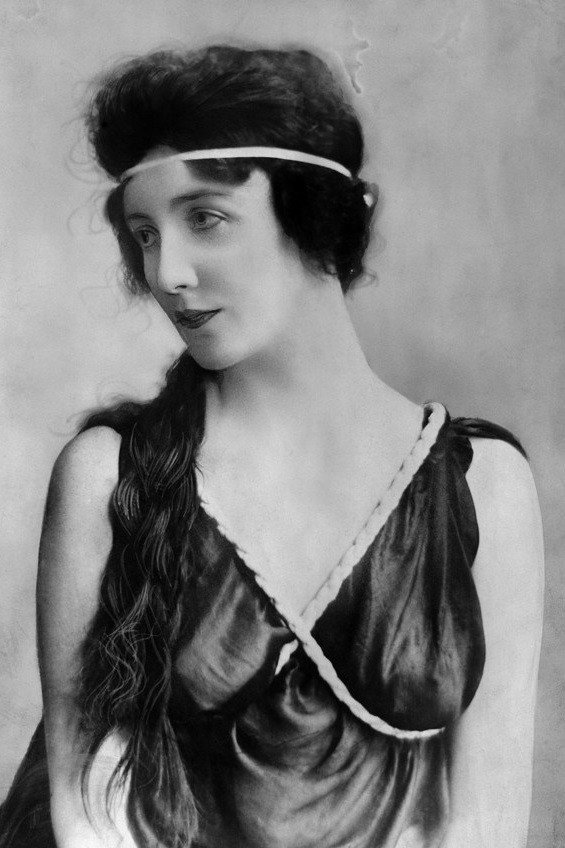 Audrey Munson as Self in Heedless Moths