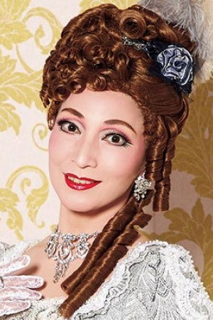 万里柚美 as Viscountess Martha Wellington in Hotel Svizra House