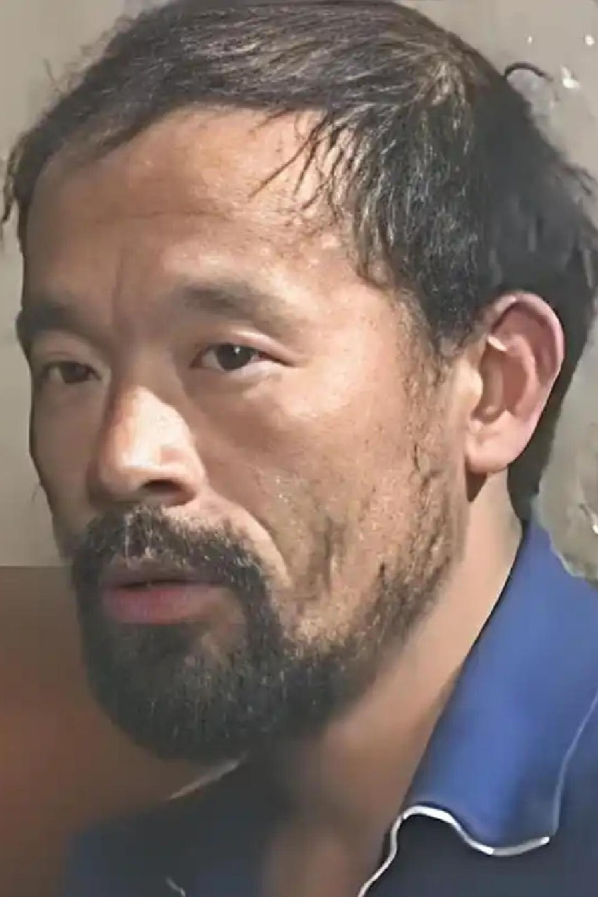 解衍 as 李狗娃 in Bloody Morning