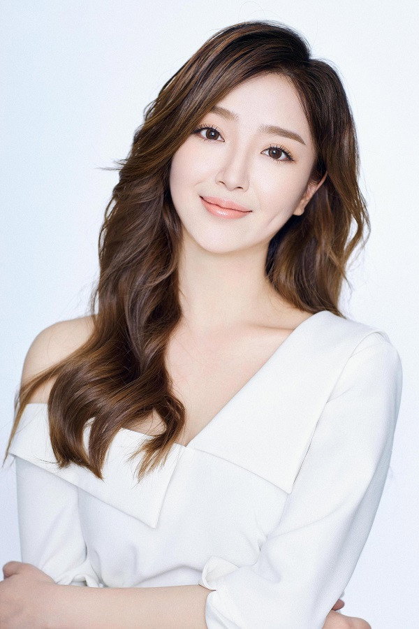 殷叶子 as Jiang Ruolin in National Defence Student
