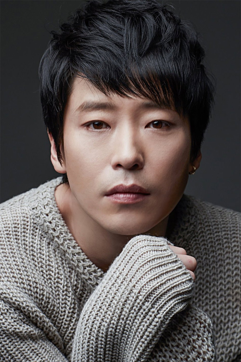 엄기준 as Hong Baek-gyeon in I Am Not a Robot