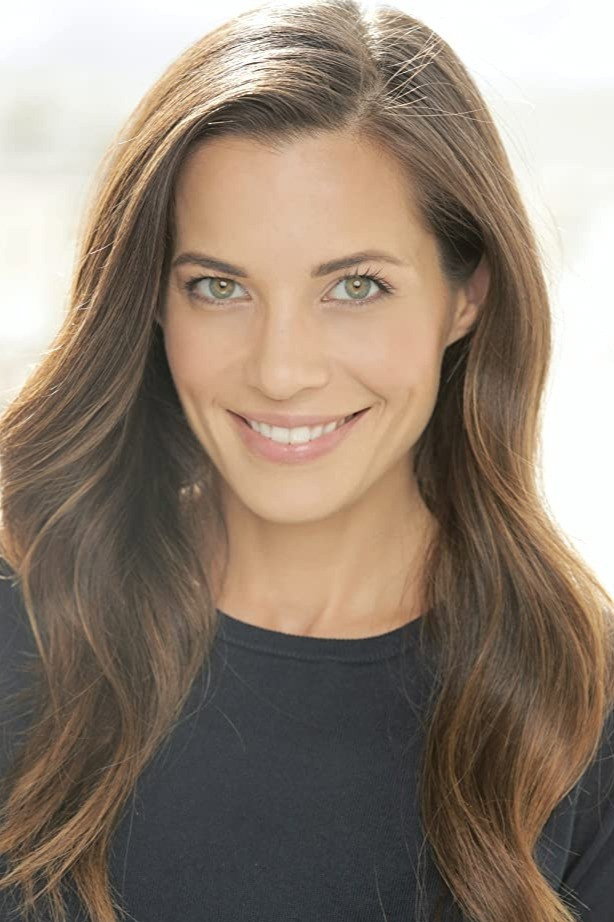 Angie Patterson as Robyn Flynn in Deadly Inn