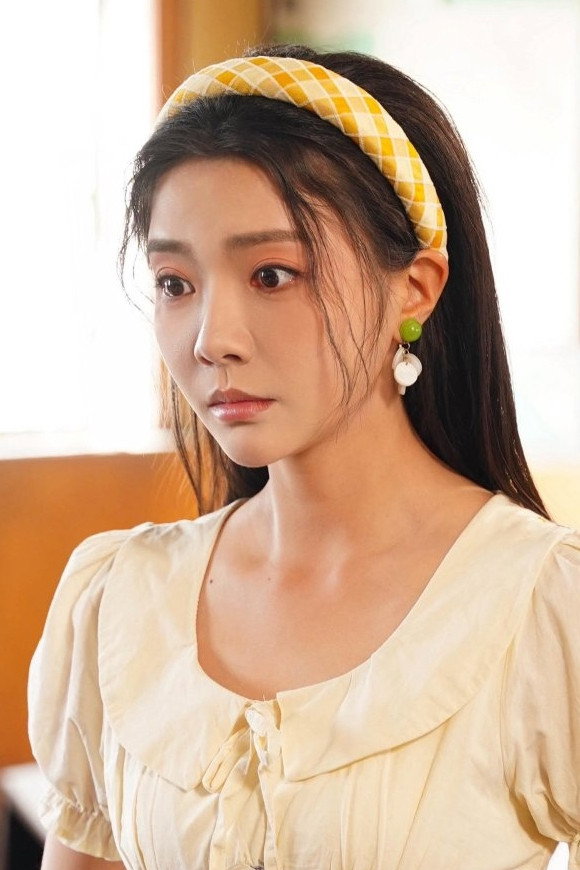 李欣怡 as Su Qing Yan in 我为救校花而死她重生倒追我