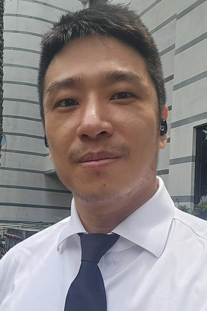 軍龍 as Muscle man in Mrs. Catfish