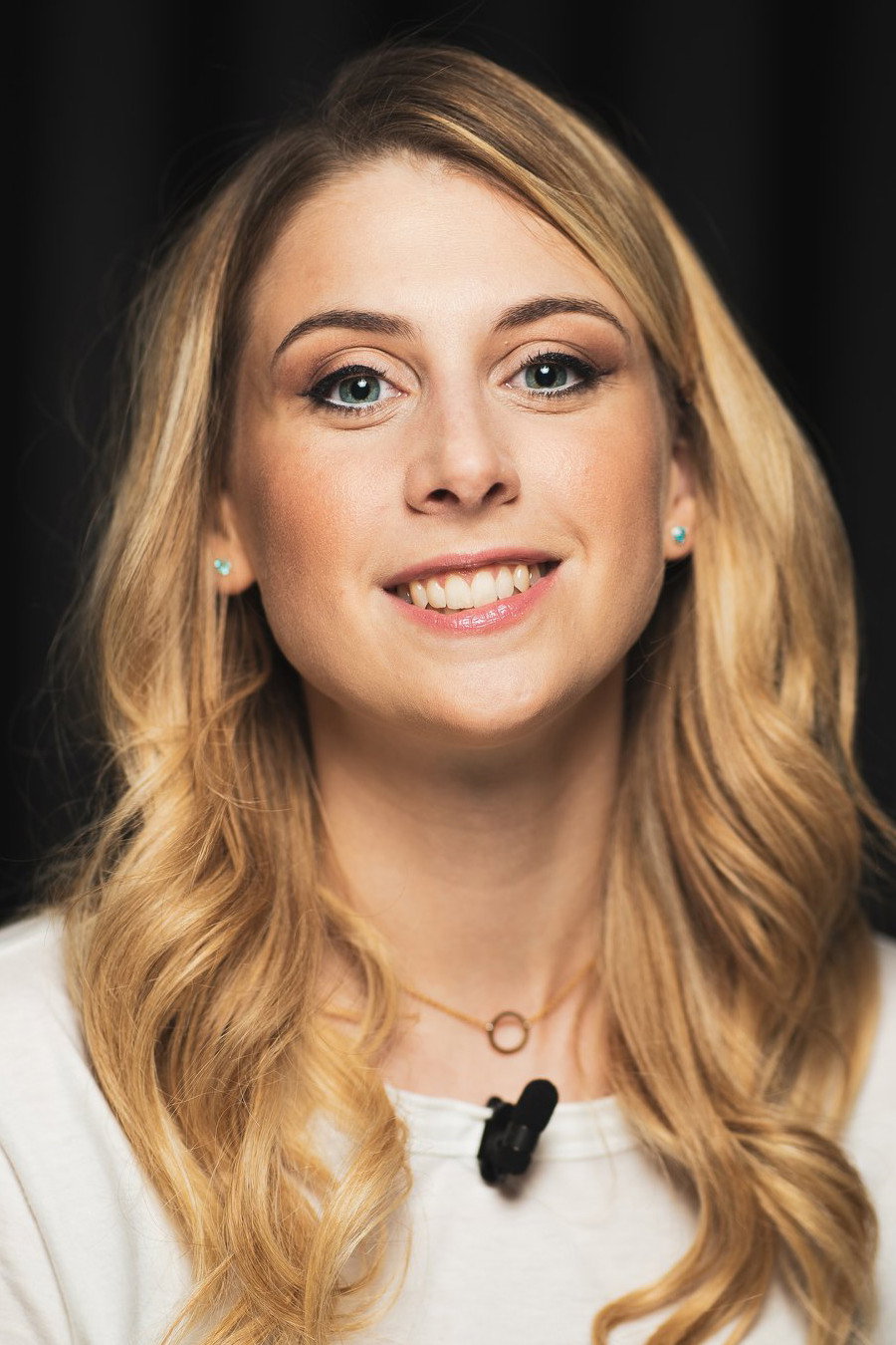 Laura Laune as la musicienne in Lucky
