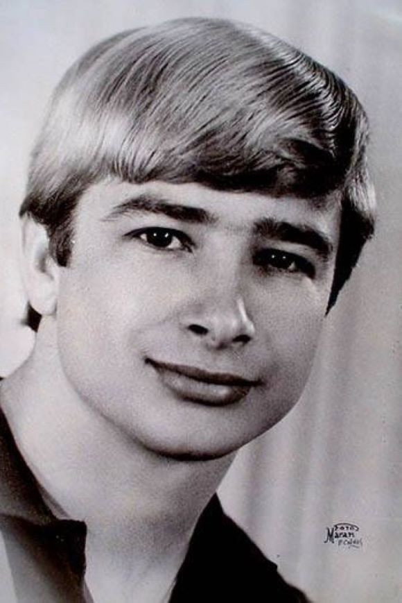 Ted Boy Marino as Vários in The Trapalhões