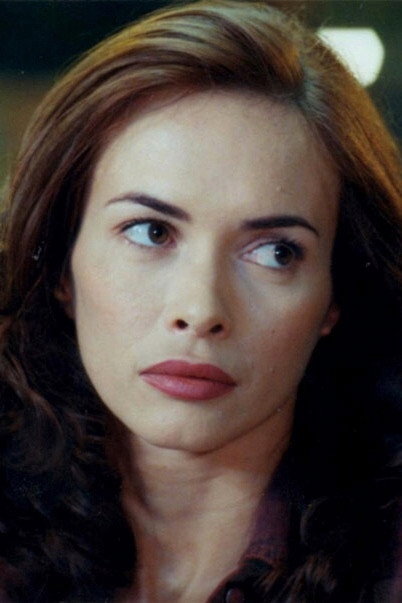 Cristina Câmara as Nina in Inferno