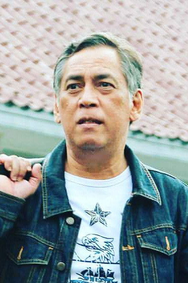 Joshua Pandelaki as Pak Ramdan in Bebek Belur