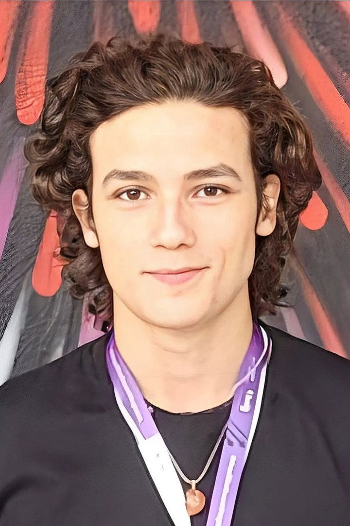 Henry Cechini as Rique in Acorde