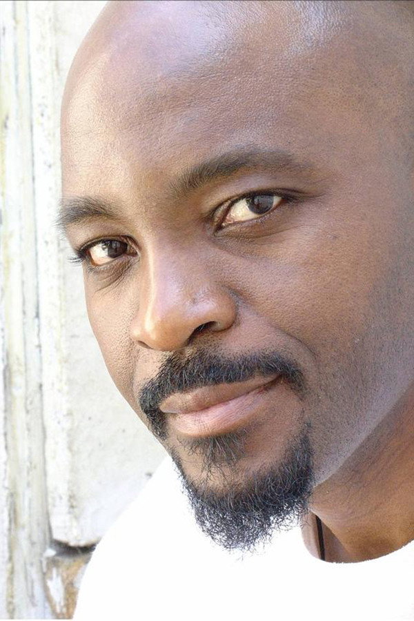 Emile Abossolo M'bo as Lassong in Si le vent soulève les sables