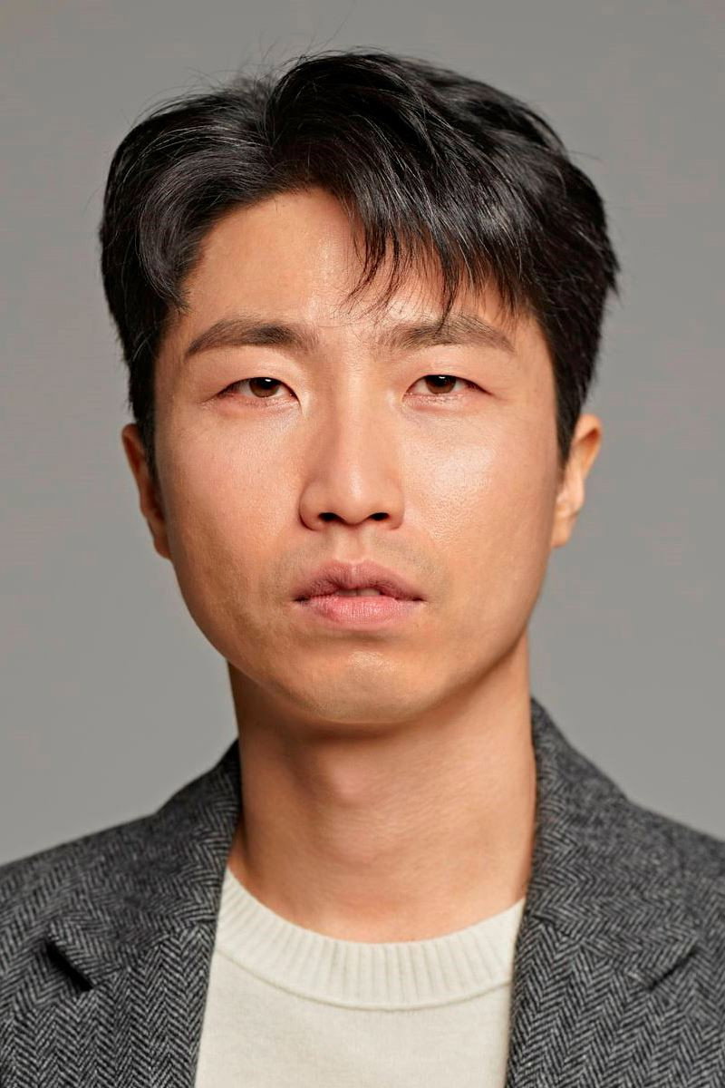 홍상표 as Mr. Hwang in The ABCs of Our Relationships