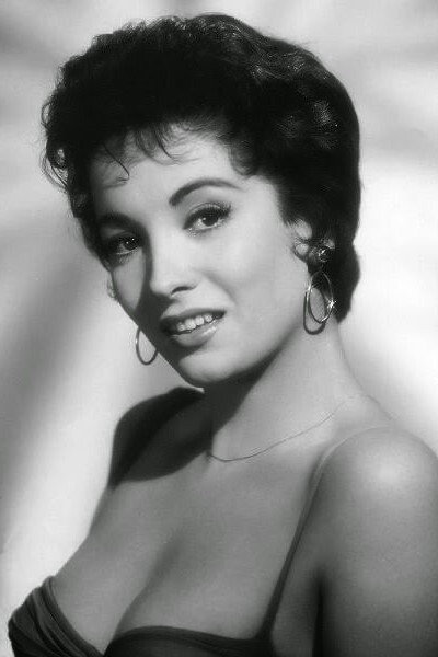 Linda Cristal as Cleopatra alias Berenice in Legions of the Nile