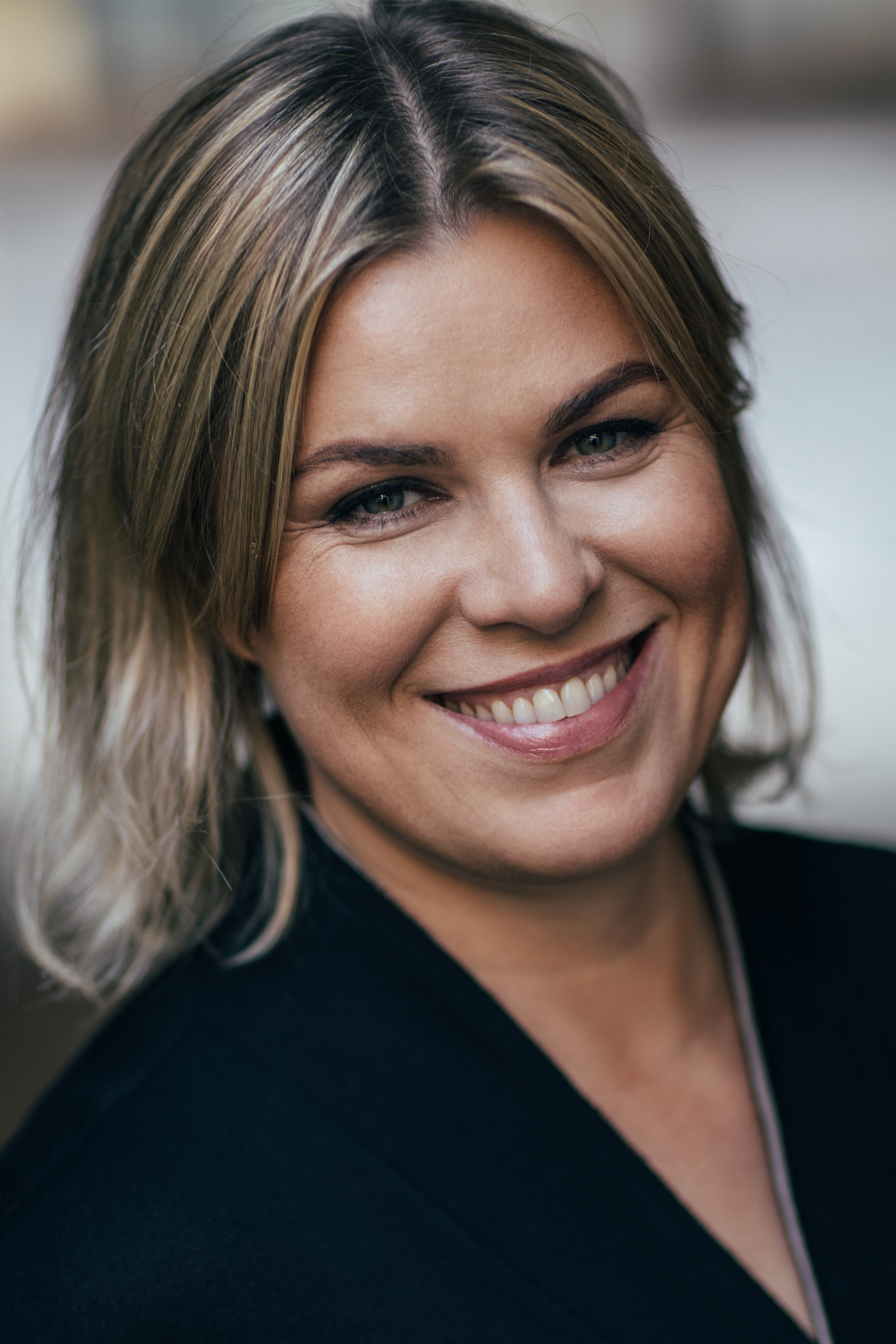Aldona Vilutytė as Žinių vedėja in Lūgnė