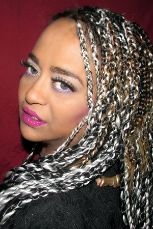 Ruth Vazquez as Cantante in Reyes de la Canción