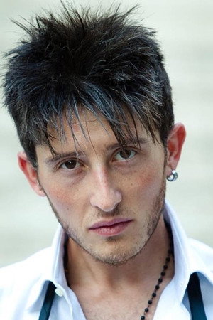 Emiliano De Martino as Roberto in Magari resto