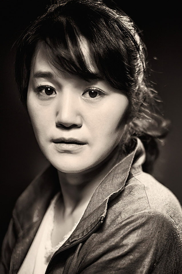 김소희 as Gi-woong's Mother in Night Flight
