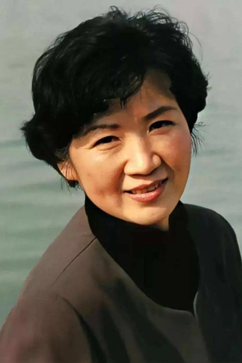 曹翠芬 as 秀珍 in Niu jiao shi